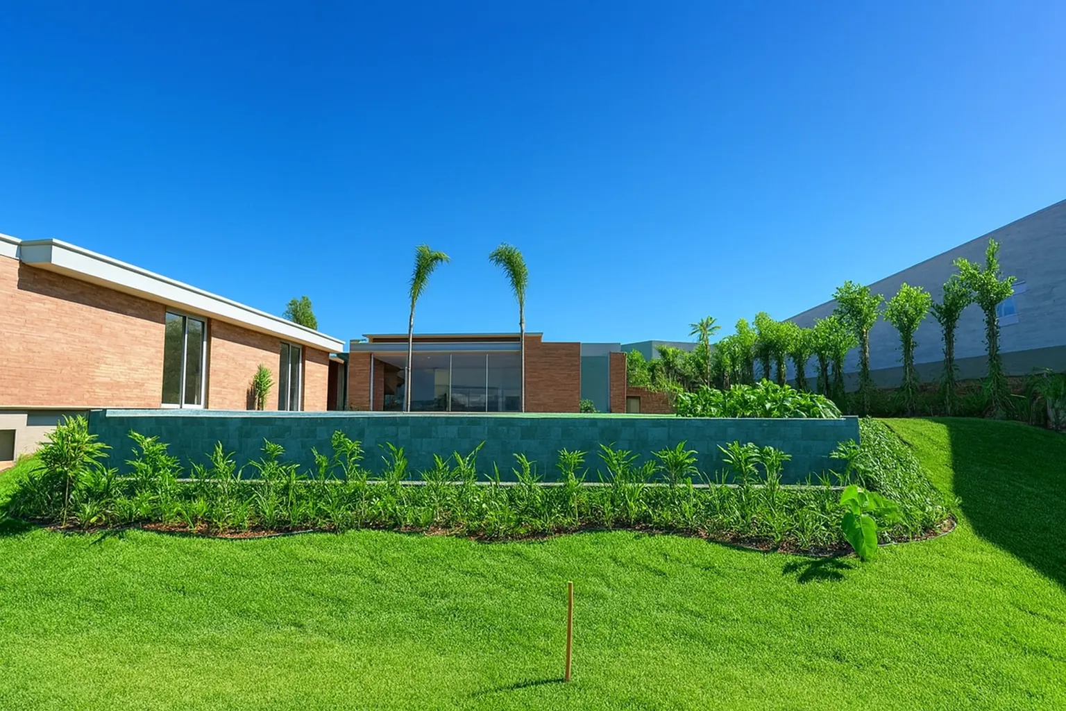 Casa moderna com gramado formado, cerca viva e canteiro alinhado